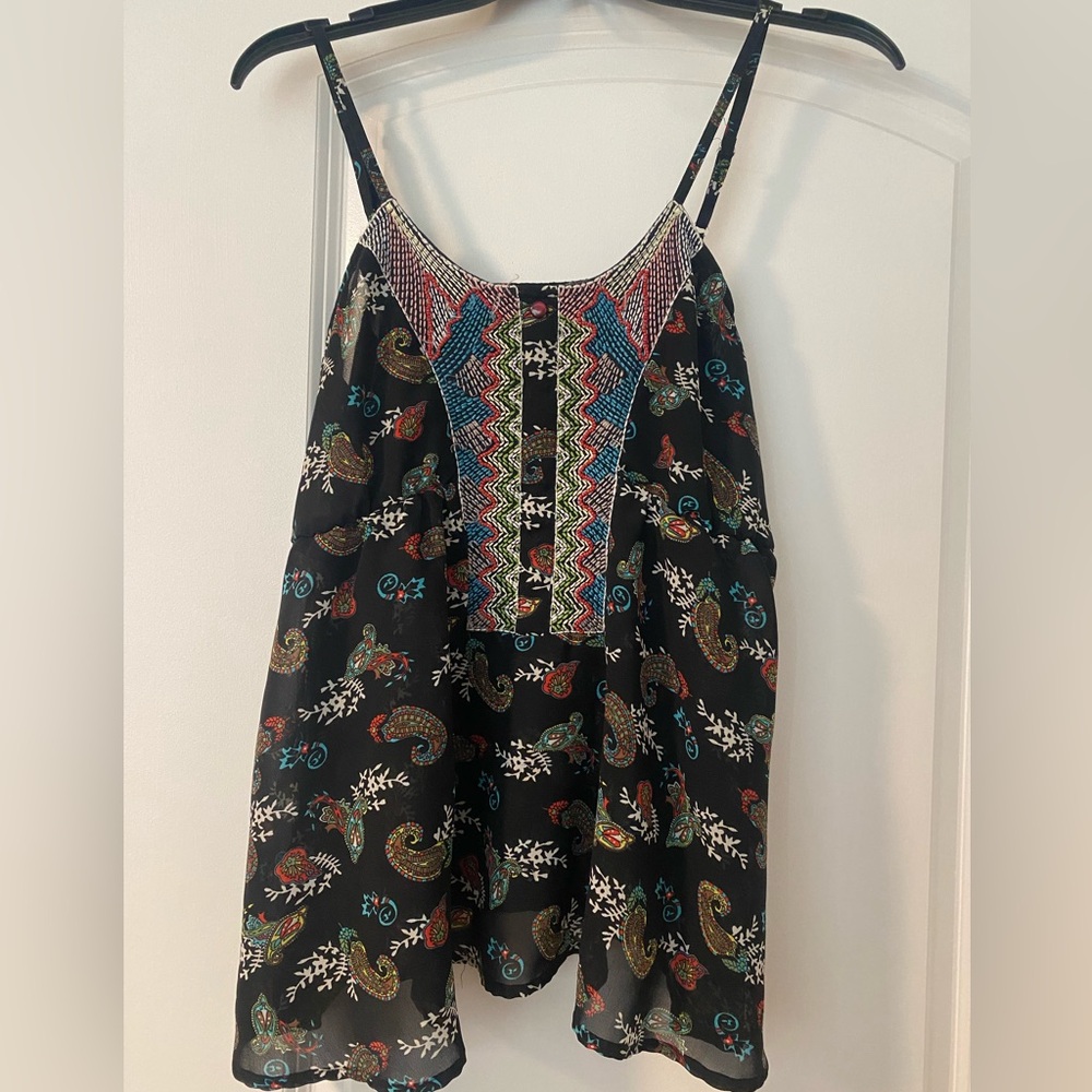 Fun pattern black tank top cross